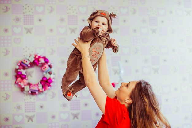 Bella mamma getta il suo bel figlio in aria