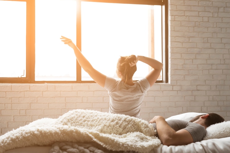 Foto gratuito bella mattina giovane coppia a letto