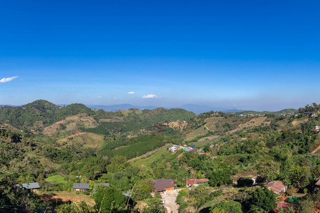 Bella montagna panoramica, alla Tailandia del nord, provincia di Chiang Rai, paesaggio Tailandia di panorama