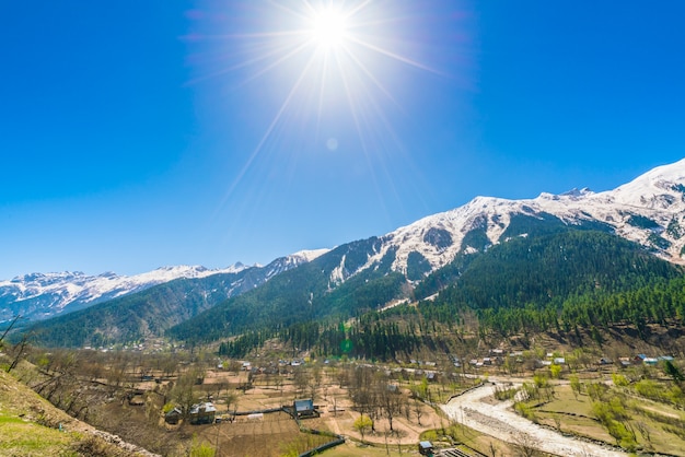 Bella montagne innevate paesaggio dello stato di Kashmir, India.