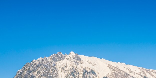 Bella montagne innevate paesaggio dello stato di Kashmir, India.