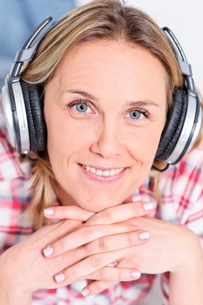 Bella musica bionda womanlistening con le cuffie