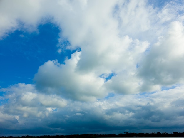 Bella nube bianca sul cielo blu