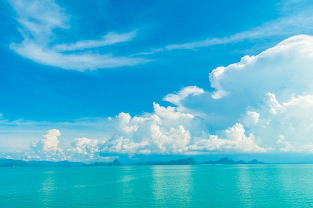 Bella nuvola bianca su cielo blu e mare o oceano