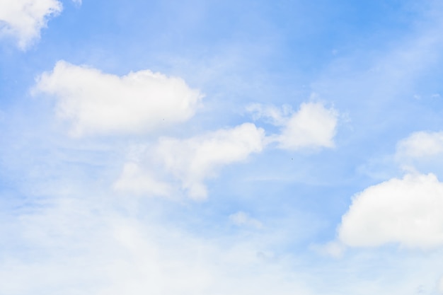 Bella nuvola bianca sul fondo della natura del cielo blu