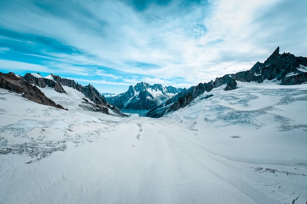 Bella panoramica dei ghiacciai di Ruth coperti in neve sotto un cielo blu di nuvole bianche