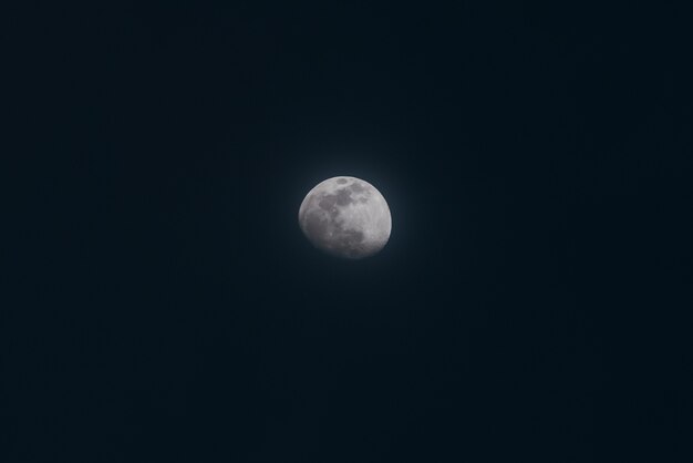 Bella panoramica di una luna piena in un cielo notturno