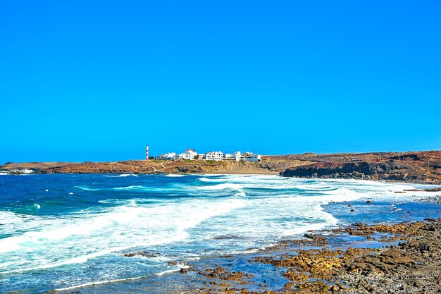 Bella per le onde dell'oceano con cielo blu