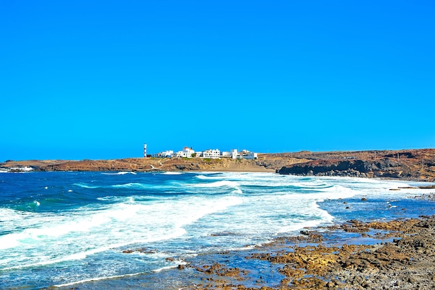 Bella per le onde dell'oceano con cielo blu