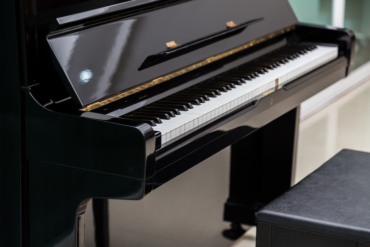 Foto gratuito bella pianoforte accanto a uno sgabello