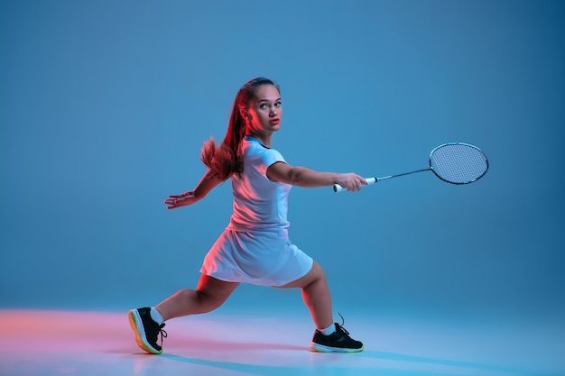 Bella piccola donna che pratica nel badminton