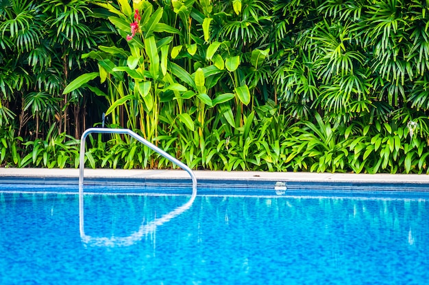 Bella piscina all&#39;aperto con sdraio e ombrellone in resort per viaggi e vacanze