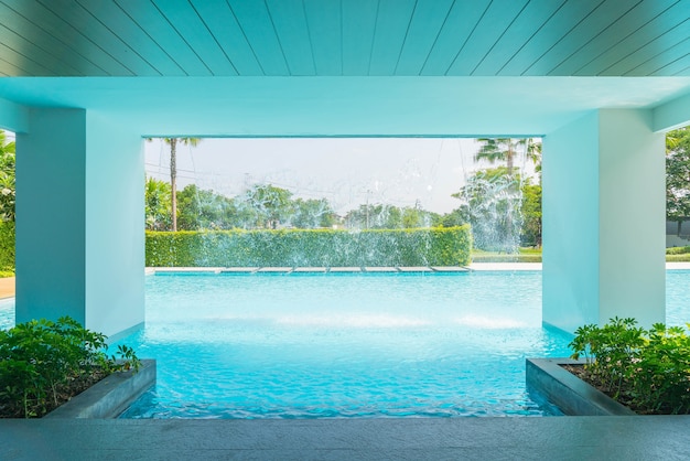 Bella piscina di lusso con palme