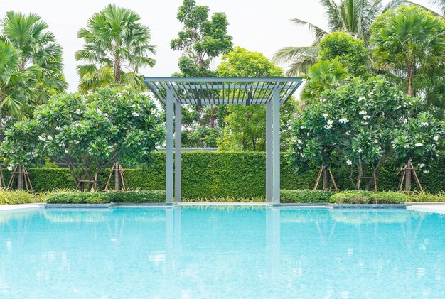 Bella piscina di lusso con palme