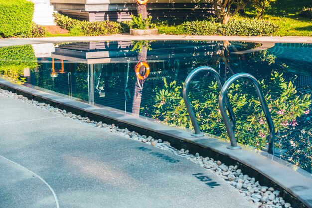 Bella piscina esterna di lusso con scala