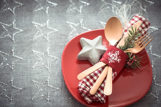 Bella porzione di posate sulla tavola di Natale.