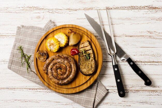 Bella porzione di salsicce alla griglia guarnite