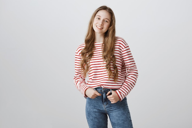 Bella ragazza adolescente, studente di college sorridente