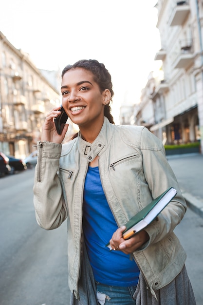 Bella ragazza africana che parla sul cellulare