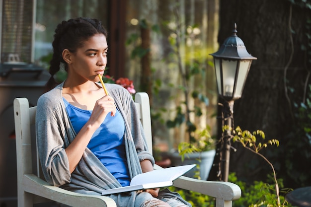 Bella ragazza africana scrivendo al notebook