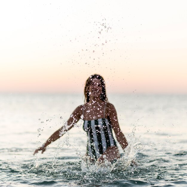 Bella ragazza al concetto di spiaggia