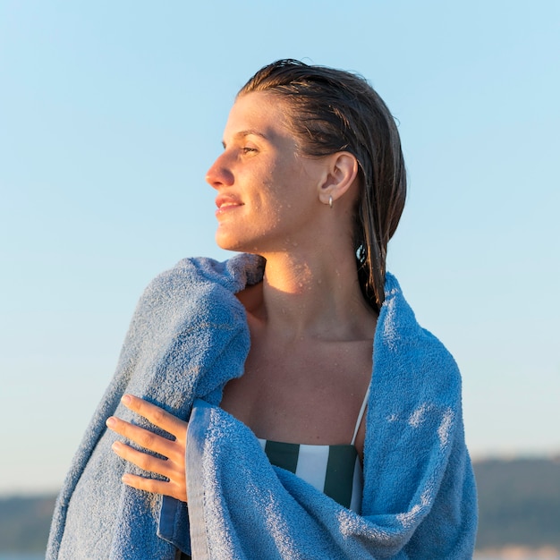 Bella ragazza al concetto di spiaggia