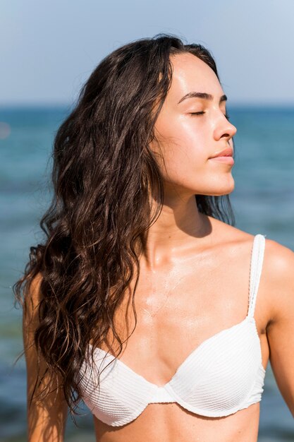 Bella ragazza al concetto di spiaggia