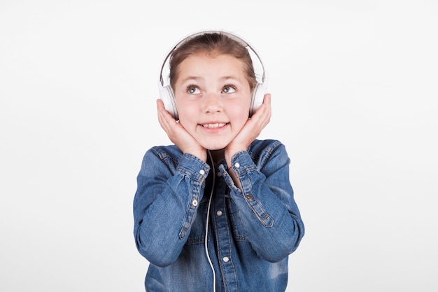 Bella ragazza ascoltando musica