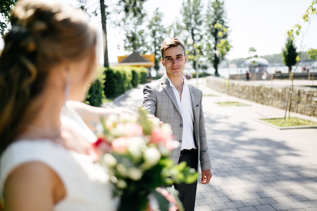 Bella ragazza bionda con i capelli lunghi e bel ragazzo nel parco.