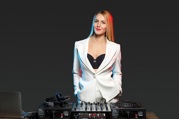 Bella ragazza bionda DJ sui ponti - la festa,