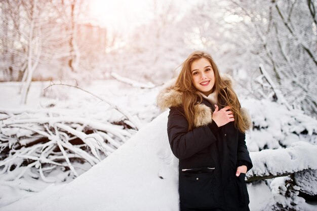 Bella ragazza bruna in abbigliamento caldo invernale Modello su giacca invernale