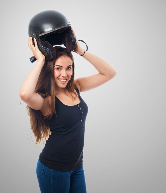 Bella ragazza cercando sul casco