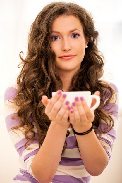 Bella ragazza che beve il caffè