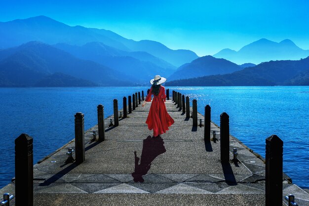 Bella ragazza che cammina al Sun Moon Lake a Taiwan.