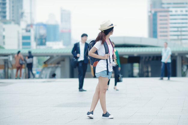 Bella ragazza che cammina sulla strada della città. Viaggiando in Tailandia