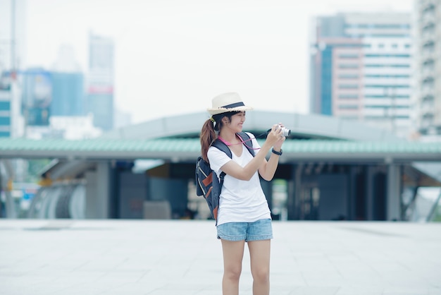 Bella ragazza che cammina sulla strada della città. Viaggiando in Tailandia