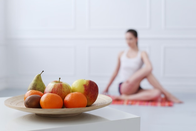 Bella ragazza che fa yoga