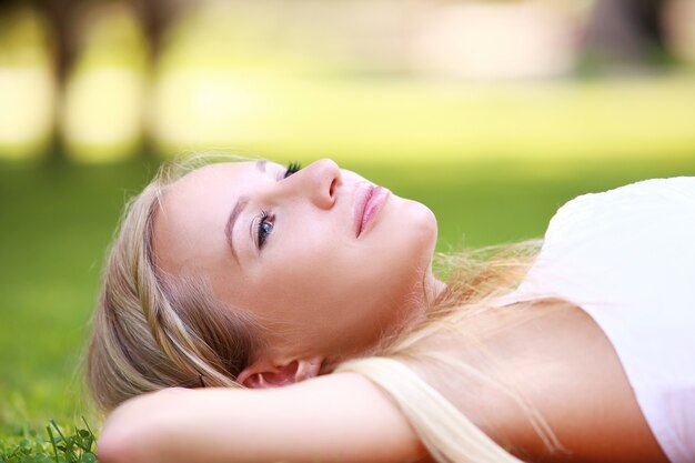 Bella ragazza che ha tempo meraviglioso al parco