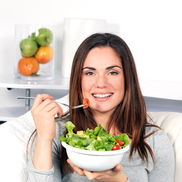 Bella ragazza che mangia cibo sano