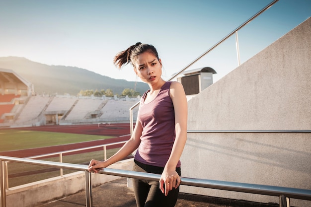 Bella ragazza che propone con i vestiti sportivi