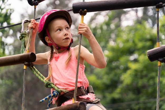 Bella ragazza che si diverte in un parco avventura