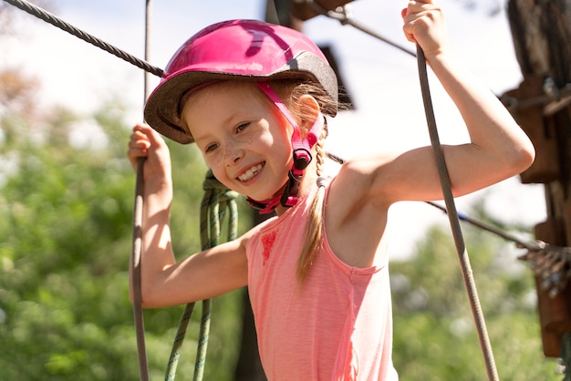 Bella ragazza che si diverte in un parco avventura