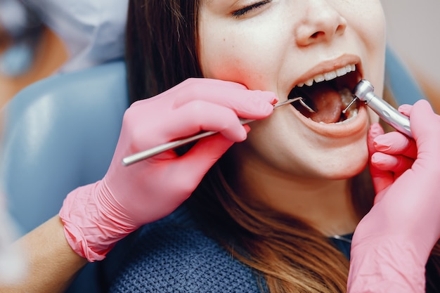 Bella ragazza che si siede nell&#39;ufficio del dentista