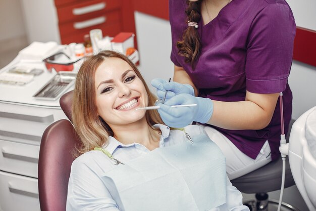 Bella ragazza che si siede nell'ufficio del dentista