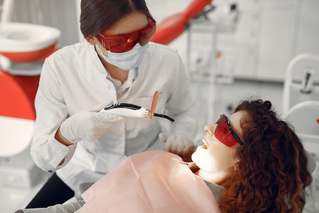 Bella ragazza che si siede nell'ufficio del dentista