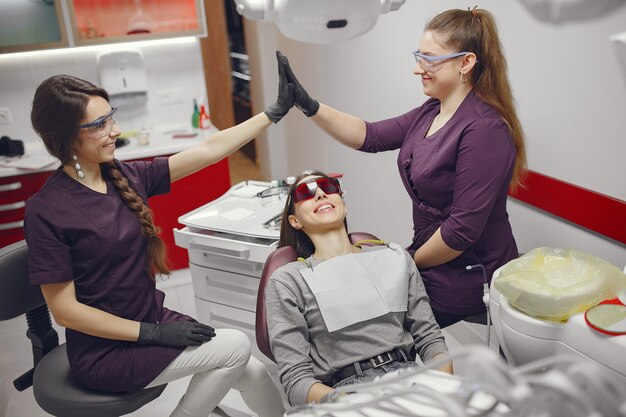 Bella ragazza che si siede nell'ufficio del dentista