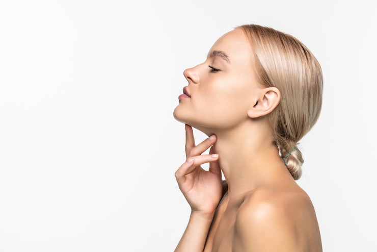 Foto gratuito bella ragazza che si tocca il viso. concetto di giovinezza e cura della pelle.
