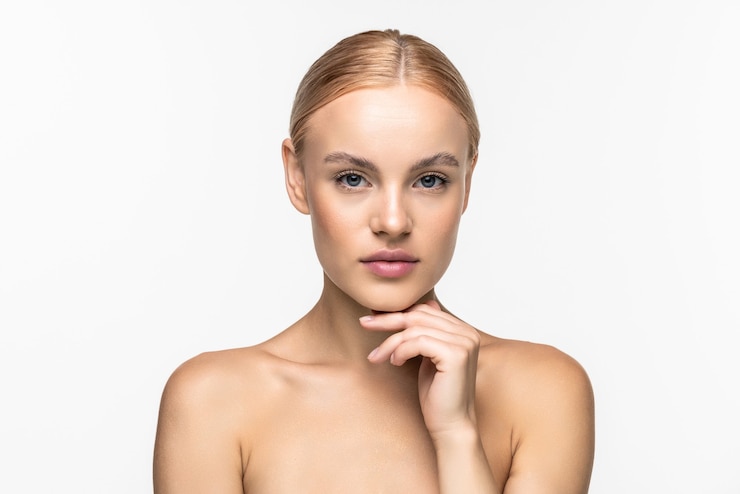 Foto gratuito bella ragazza che si tocca il viso.