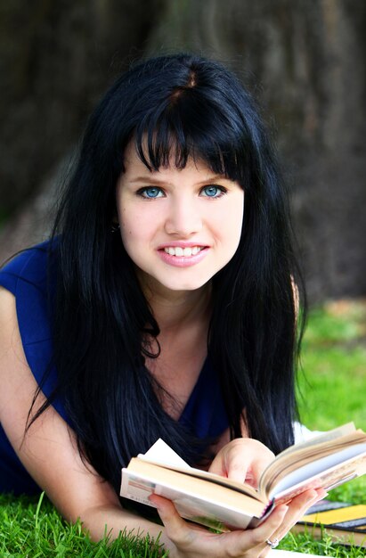 Bella ragazza che studia nel parco