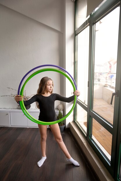 Bella ragazza che usa l'hula hop